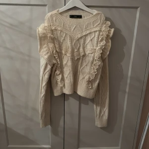 Beige tröja - Jättefin tröja i jättebra skick från Mango i S❤️  Pris kan diskuteras❤️❤️