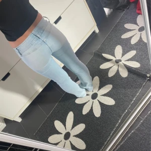 Lågmidjade jeans - Säljer ett par lågmidjade uthängda byxor från hm då de är för korta för mig, de 4 första bilderna är lånade, jag har köpt de second hand men de är från hm i bra kvalite💗
