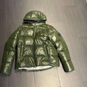 Vinterjacka  - Save the duck, vinterjacka mörkgrön storlek L passar även M. Nypris 3500 vi säljer 1199kr. Passar perfekt till vintern varm o skön. 