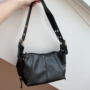 Liten väska - Cool liten väska från SHEIN. Ficka med dragkedja inuti och justerbart axelband. Köptes för 150kr🩶