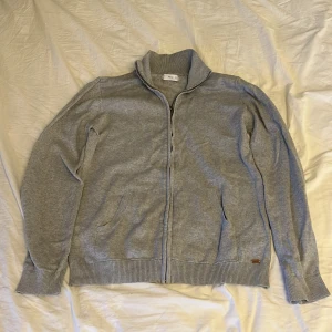 Mango full zip - En full zip från märket Mango. Storlek 164 cm ( 13-14 år). Den är mycket använd men är fortfarande i bra skick utan några hål eller fläckar. 