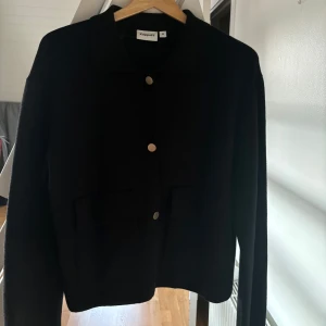 Stickad Kofta - Lite tjockare stickad kofta från Kappahl strl M. Använd fåtal ggr. Säljer för 100 kr 🌸 fickor på framsidan