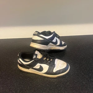 Nike Dunks Panda low storlek 43 - Panda dunks low i storlek 43. Använda ett tag men håller fortfarande bra kvalité.
