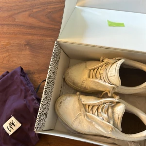 Eytys skor  - Vit, storlek 39, lite slitna 