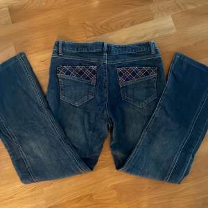 Bootcut midrise jeans med rutiaga detaljer både fram och back. Skulle säga storlek 30-31 Priset kan diskuteras 