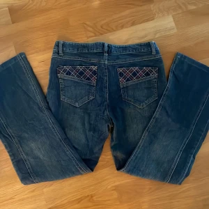 Bootcut jeans - Bootcut midrise jeans med rutiaga detaljer både fram och back. Skulle säga storlek 30-31 Priset kan diskuteras 