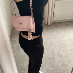Likande Zadig & Voltaire Väska  - Jättefin rosa väska💗 I superbra skick, använd få gånger. !inte äkta! 