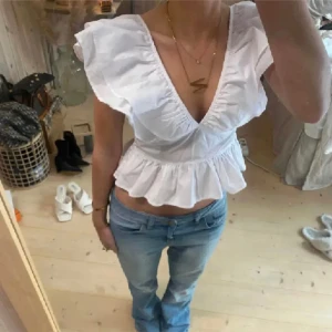  (Bild lånad) Säljer denna jättefina volang blus. Köpt här på Plick men den kommer inte till användning❤️ - Mycket bra skick, precis som ny💓💓