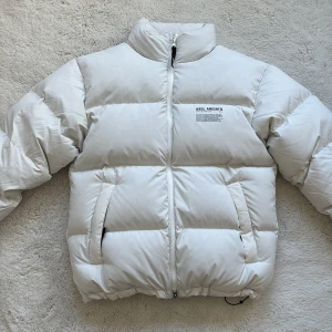 AXEL ARIGATO PUFFER JACKET - Selling my AXEL ARIGATO jacket because it was sadly too big. Never used outside is in great condition! Perfect jacket for upcoming winter! New Price 6800