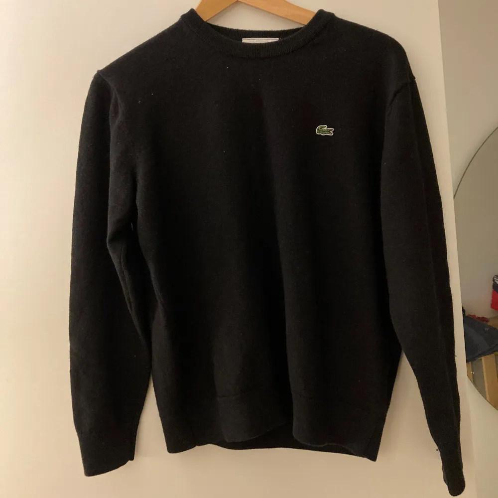 Lacoste sweater i bra skick säljes pga passar mig inte längre. Storlek S, mått kan fås på begäran. . Tröjor & Koftor.