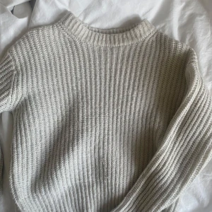 Vit stickad tröja från lager💗 - Vit stickad tröja från lager 157, skulle säga att den är typ krämvit. ❣️ i bra skick