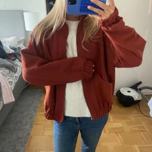 Höstjacka - Säljer denna sjukt snygga höstjackan från Zara!🤩🍂🪵❄️💞 färgen passar verkligen till hösten🌟🥰 sista bilden är min, resten är lånade av tjejen jag köpte av