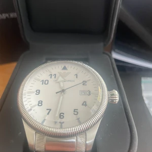 Armani klocka  - En väldigt fin klacka i bästa skick  Armband delar tillkommer Batteri mpste bytas.  Allt i orginal förpackning 