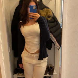 Säljer dessa vita kostymbyxor - Jag är 173 och de går precis ner till hälen. De är i fint skick då jag inte har användt dem så mycket för dem är för stora. KOM PRIVAT FÖR FLER BILDER!