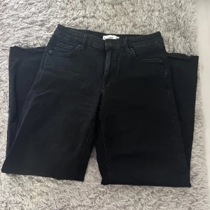 MNG jeans  - Helt nya jeans från MNG som hr diamanter på bakfickorna, har aldrig använt jeansen för att jeans passar inte mig. Normal i storleken.  