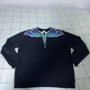 Marcelo Burlon Tröja  - Hej! Jag säljer nu min helt nya samt oanvända Marcelo Burlon tröja då jag köpt en annan. Storlek L men passar även XL utmärkt. Tillbehör såsom Påse, Box och Tags medföljer självklart. Priset kan diskuteras vid snabb affär. Kan både frakta och mötas 