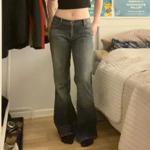 Vintage jeans - bootcut/baggyjeans, köpta second hand. Ngl de är ganska slitna, dragkedjan är trasig med slitningar längst ner och midjan har blivit insydd, så pris kan diskuteras. Jag är 156cm och brukar bära S. Skriv för mer bilder och mått🥰
