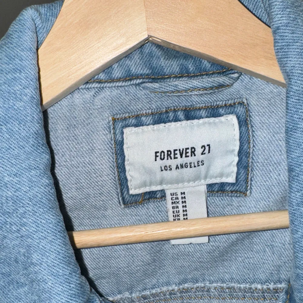 Jeansjacka från Forever 21 med lite slitna detaljer. Aldrig använd. Storlek M.. Jackor.