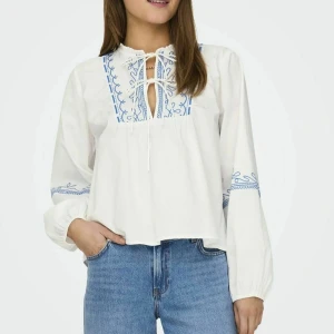 Snygg blus - Supersnygg blus från only! Köpt i början av sommaren och använd endast 1 gång!💕 Inga synliga defekter🫶🏻  köpt för 500:-