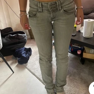 Lågmidjade jeans - Lågmidjade jeans från pepe som bara ligger i garderoben💖