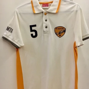 Bruce mclaren piké - Kollar intresse på min polotröja.McLaren av Hunziker Bruce McLaren 1968 M7A Heritage Collection Polo/pikétröja helt ny,gjorde misstaget att ta ut den ur förpackningen för typ ett halvår sedan.Limited edition.(Lånad bild) Skriv för fler bilder!ge bud!