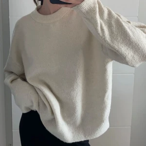 Stickad tröja - Beige stickad tröja från H&M som har använts flitigt. Rätt nopprig främst på ärmarna som syns på bilderna men så skön tröja🤍