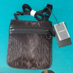Emporio Armani väska - Emporio Armani väska till salu. Helt ny och bästa skick.