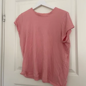 Rosa T-shirt  - Rosa T-shirt i bra skick 