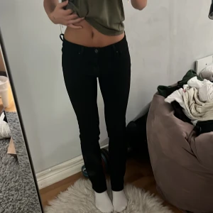Svarta jeans - Står att de är högmidjade men sitter väldigt lågmidjat. Stretchiga och sköna och är som nya💕nypris: 700, pris kan diskuteras vid snabb affär