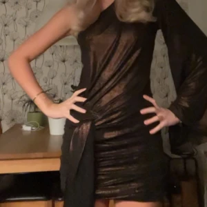 Skimrig klänning - Säljer denna populära klänning från zara som inte finns längre🩷🩷🩷🩷