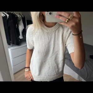 Stickad tshirt - Stickad tshirt som inte kommer till användning längre, creme vit 💕
