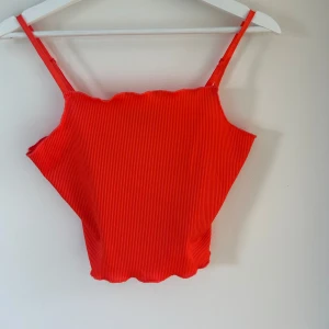 Topp  - En topp från bikbok i färgen orange. 
