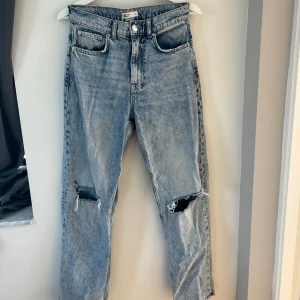 Jeans med hål - Jeans med hål  från gina tricot i storlek 36. Modellen är straight 90s. 