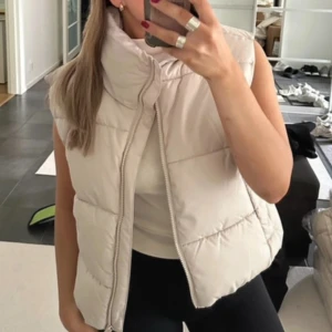 Beige dunväst Bikbok - Säljer min beigea dunväst från Bikbok i strl XS🫶 Nyskick!