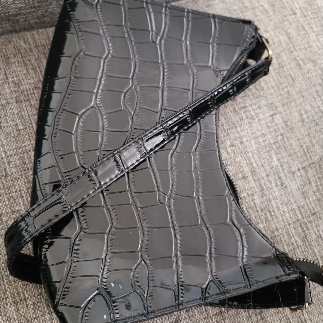 Svart axelväska med krokodilmönster - 93