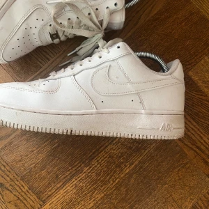 Nike Airforce  - Tjena, säljer mina airforces i storlek 41. Använda ett fåtal gånger därav de fina skicket. De ser lite sunkigare ut på bilderna eftersom de inte är tvättade:) hör gärna av er vid frågor!