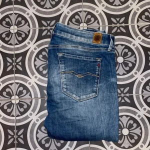 W30 Replay Jeans - Riktigt feta Replay jeans som är w30 l32. Jeansen har såklart inga defekter och är i 9/10 skick.