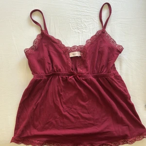 Vinröd topp Nelly! - Så fin spetstopp. Använd en gång, för liten för mig helt enkelt 