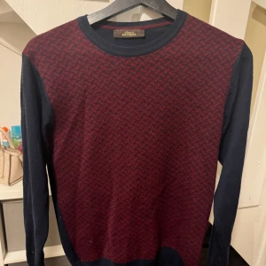 BOTTEGA SWEATSHIRT  - BOTTEGA tunn sweatshirt, använd ett par gånger men bra skick   Storlek S   Marinblå/ Vinröd 