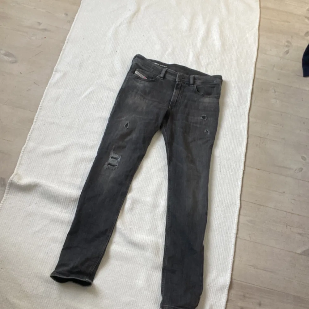 Dessa jeans är från diesel som jag använt väldigt sällan. De är i skick 10/10 har inga skador. Ny pris är runt 1800kr jag säljer dom för 1199kr. De passar 12-13 åringar. Jeansen är i slimfit/skinny. Slitningarna på dom är modellen‼️. Jeans & Byxor.