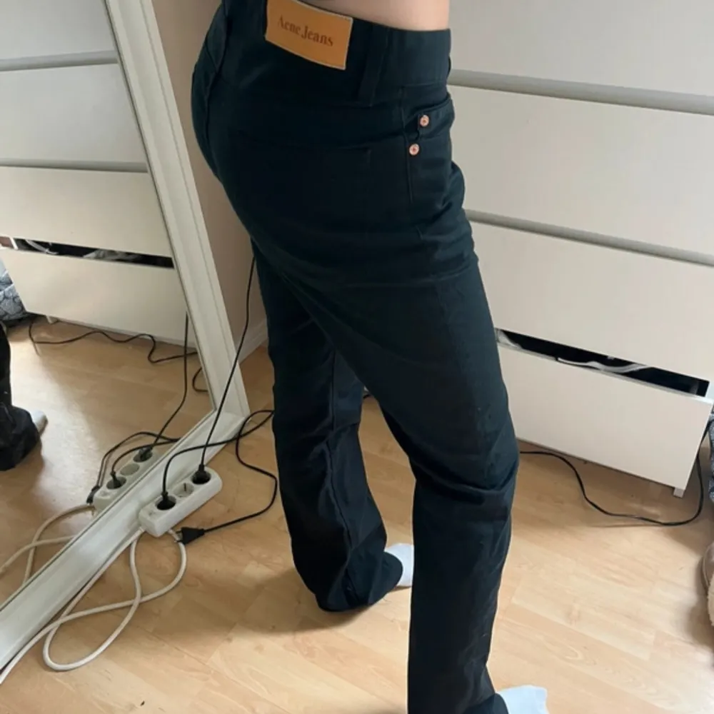 Skitsnygga svarta acne jeans!! Storlek 28x32 men är som 34. Köparen står för frakten❣️ . Jeans & Byxor.