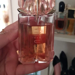 Mugler Alien edt -  *Thierry Mugler Alien Flora Futura EDT 60ml ca 50ml kvar se på bild. 