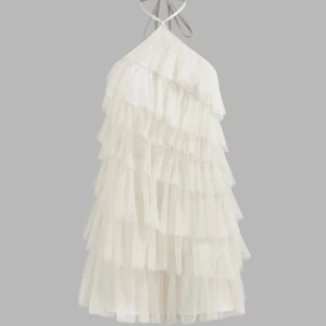 Volang klänning  - Jätte fin volang klänning med lite glitter i, endast använd en gång 