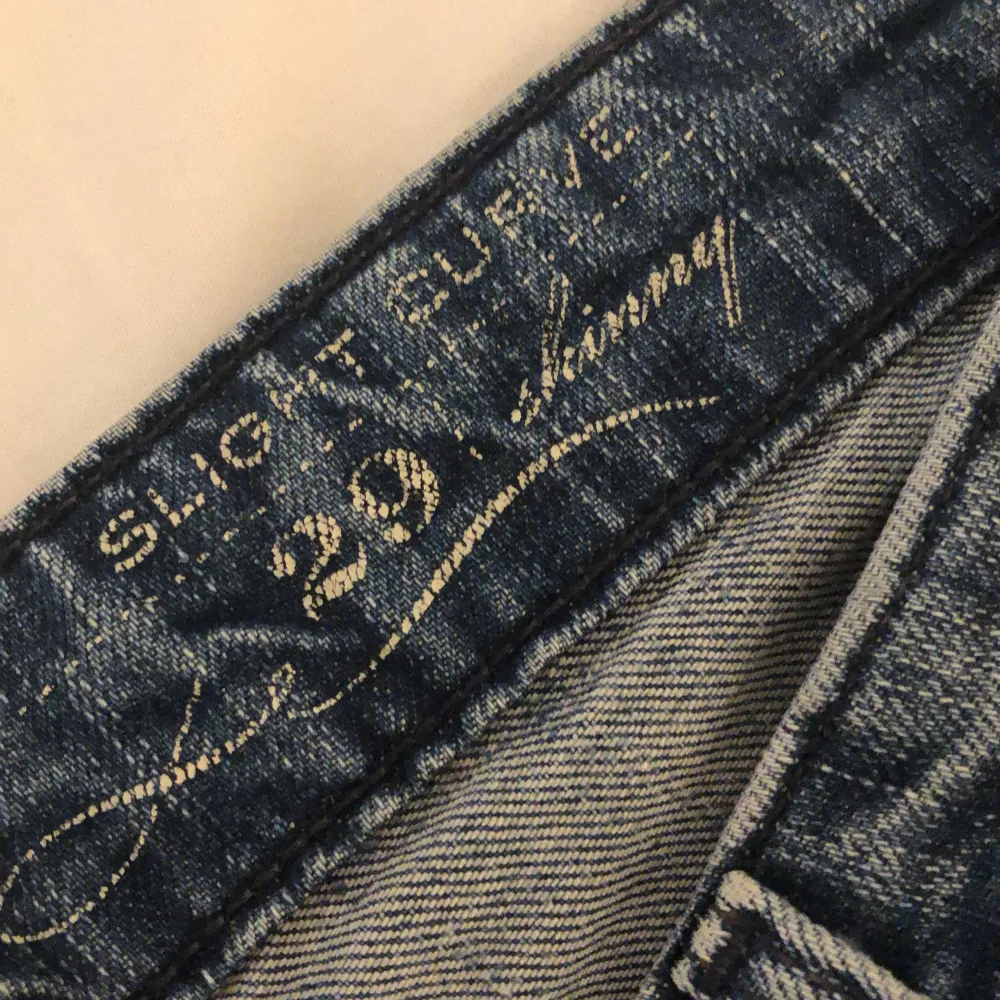 Ett par Levis jeans i storlek 29/34 köpte dom här på Plick därför jag säljer dom är för att dom var för stora och har inte använt dom något. Dom har inget slitage eller hål.☺️👖. Jeans & Byxor.