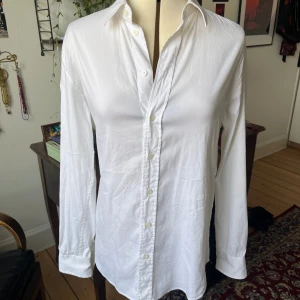 Skjorta D&G - Vit skjorta från D&B i toppskick 