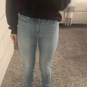 Jeans - Jättesnygga jeans ( inte skinnet utan lite lösare i formen och formar sig jättesnyggt på kroppen💕Säljer då de är för små tyvärr💕