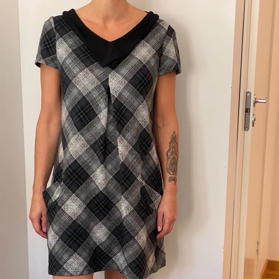 Svart och grå rutig klänning - 90