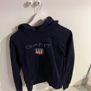 Gant Hoodie - Jätte fin gant hoodie  Knappt använd  Skick 9/10 Strl 176