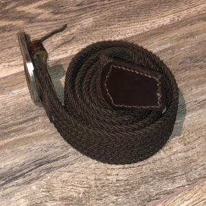 Flätat Bälte - Dressman Bälte - Pris 55kr - Bra skick inga större defekter 8-9/10 - Storlek: 36-38 - Hör av er för mer information!