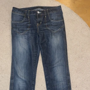 Lågmidjade jeans  - Lågmidjade jeans men snygga bakfickor från märket pieszak. Köpta från vinted för 300 och aldrig använda av mig. Jag säljer dem för 200kr. De är storlek M. Pris kan diskuteras.